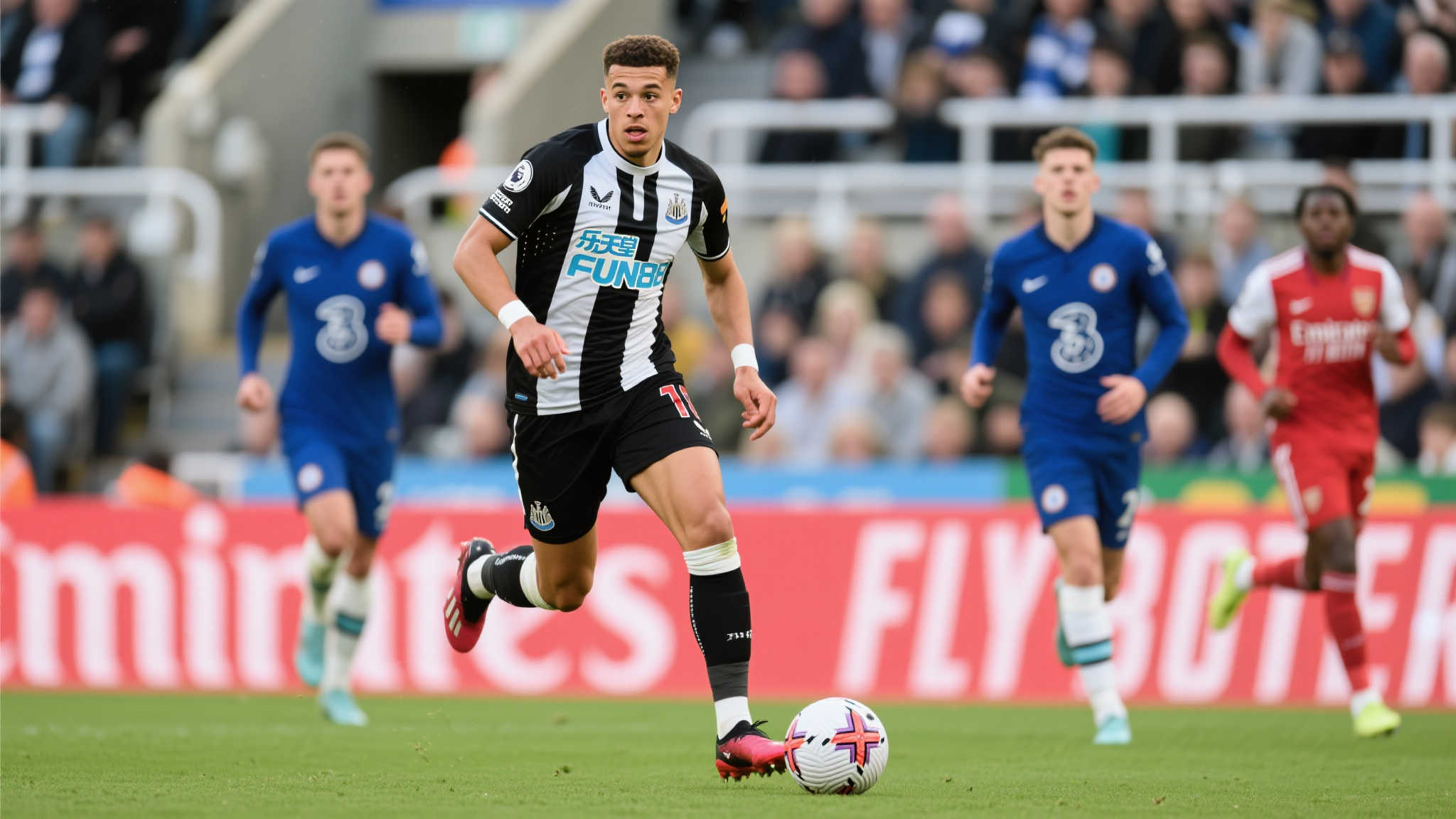 英媒：阿森纳与切尔西争抢安东尼-戈登，纽卡或开价8000万镑